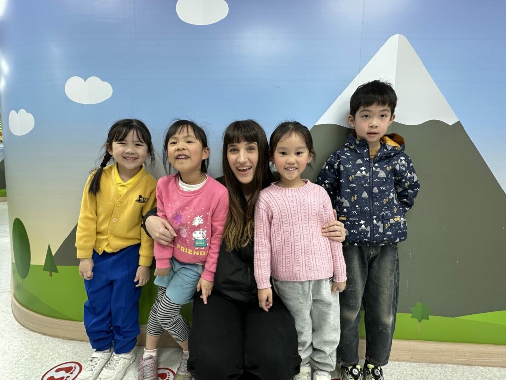 ABC 外籍英語老師與孩子一起參與課堂