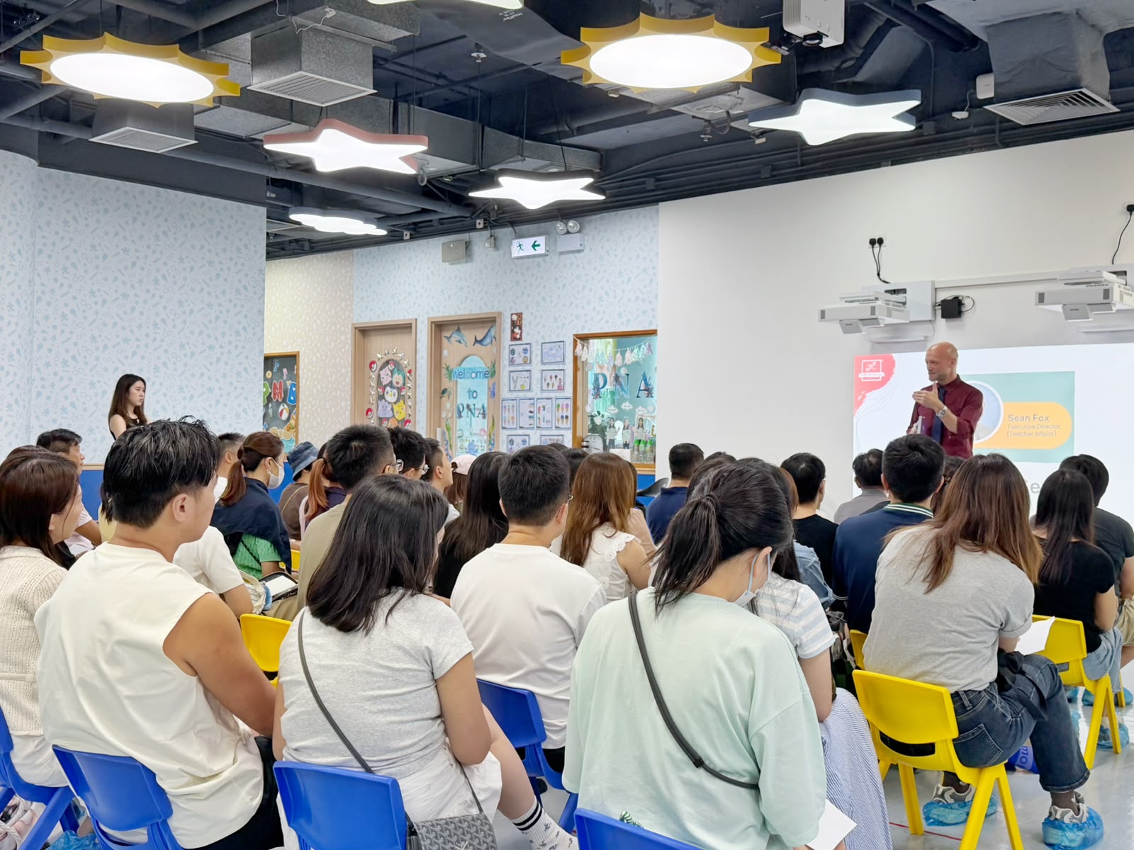 ABC 分校內，家長聆聽老師講解